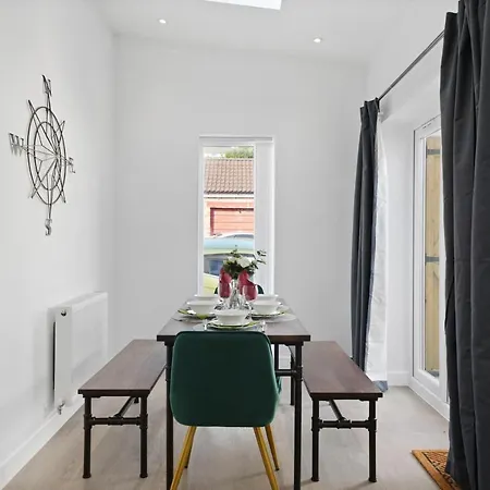 Beautiful 2 Bedroom House - Parking - Patio Lägenhet