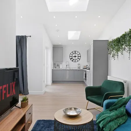 Beautiful 2 Bedroom House - Parking - Patio