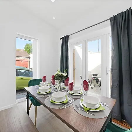 Beautiful 2 Bedroom House - Parking - Patio Lägenhet Bristol