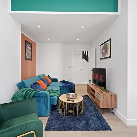 Beautiful 2 Bedroom House - Parking - Patio