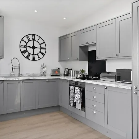 Beautiful 2 Bedroom House - Parking - Patio Lägenhet *