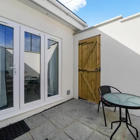 Beautiful 2 Bedroom House - Parking - Patio Lägenhet