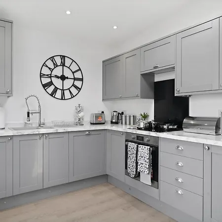 Beautiful 2 Bedroom House - Parking - Patio